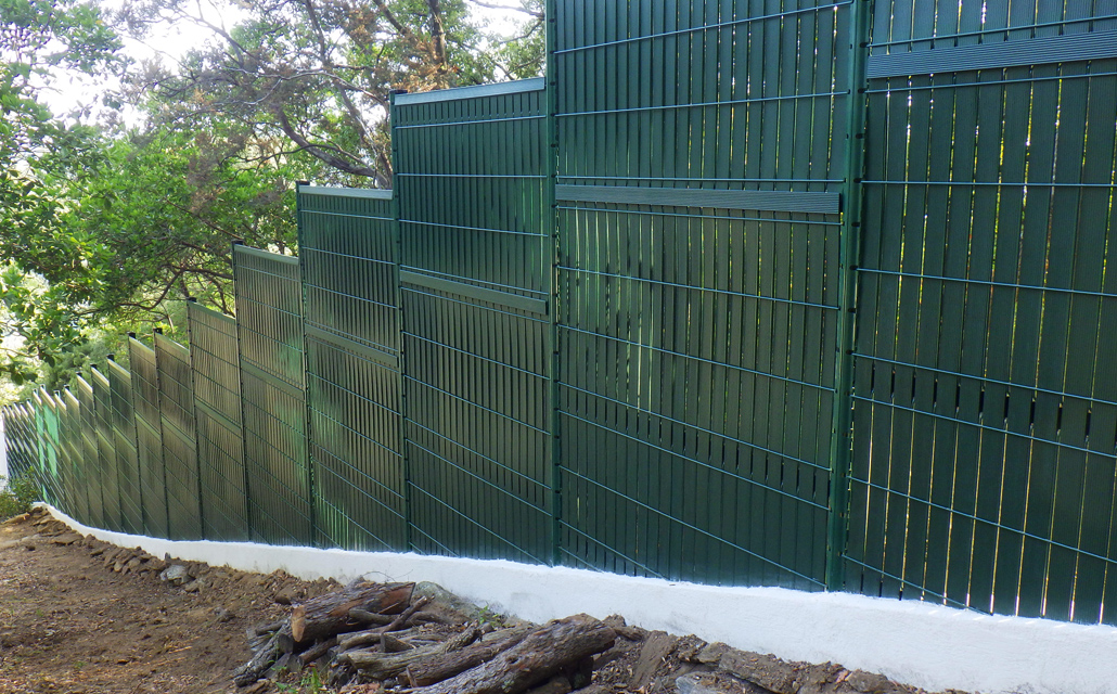 Réalisation d'une clôture en panneaux rigides avec kit occultant